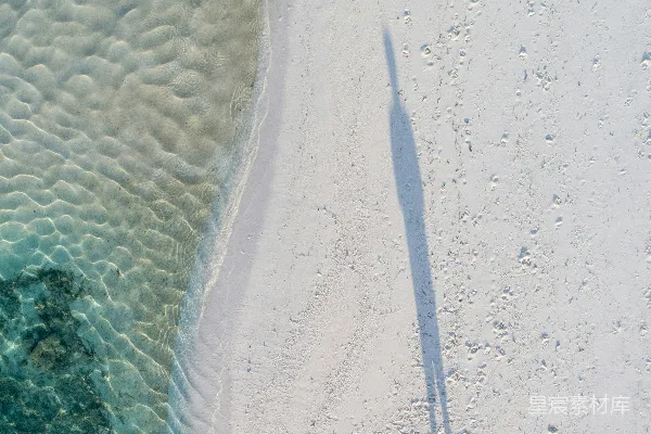 高清摄影 海滩上的倒影：宁静的海岸线