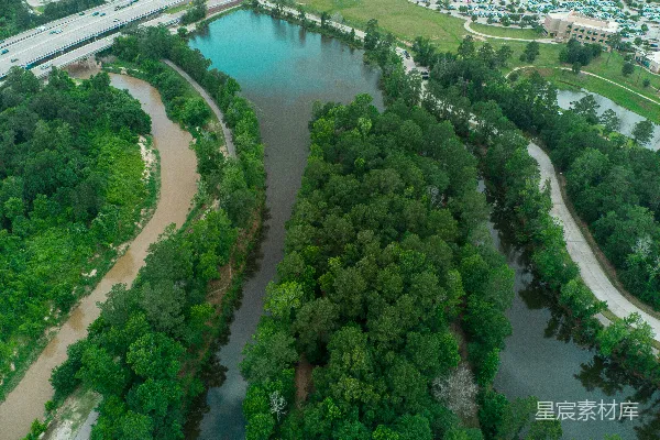 高清摄影 城市中的绿色河流