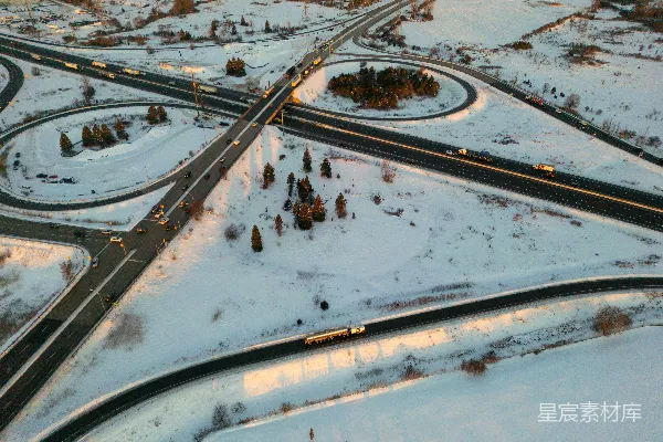 高清摄影 雪景下的繁忙公路交界