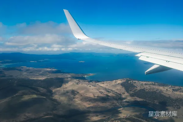高清摄影 空中视角：飞机翼与宁静海岸线