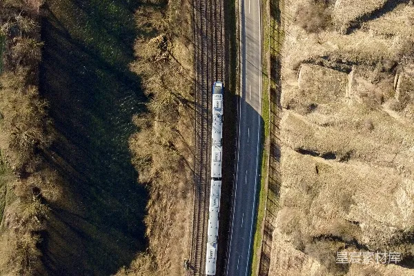 高清摄影 空中俯瞰铁轨与火车