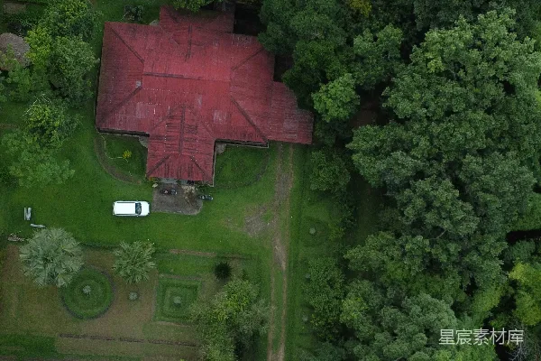 高清摄影 红顶小屋的森林视角