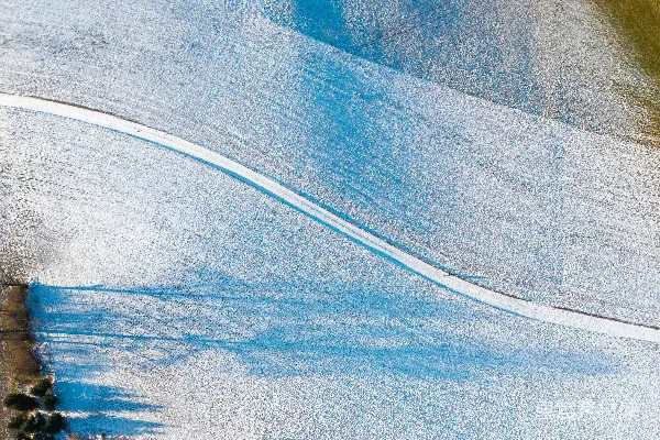 高清摄影 雪地上的蜿蜒道路