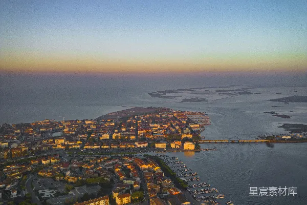 高清摄影 夕阳下的海滨小镇