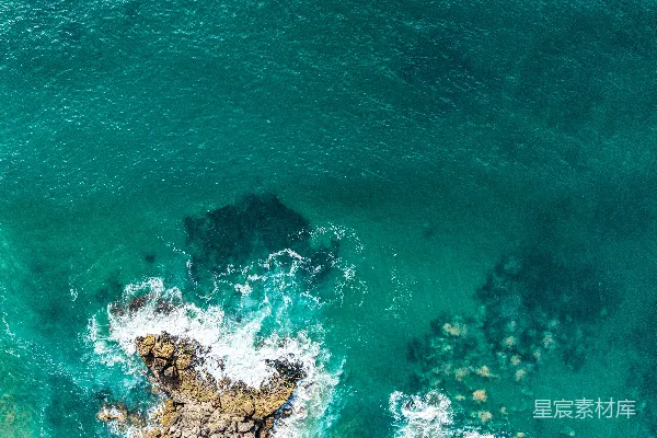 高清摄影 海岸俯瞰：碧海与岩石的交响