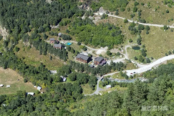 高清摄影 山谷中的小屋航拍