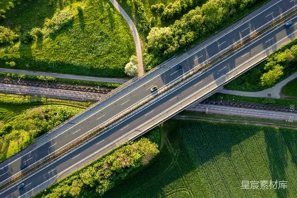 高清摄影 空中俯瞰公路与铁路交叉场景