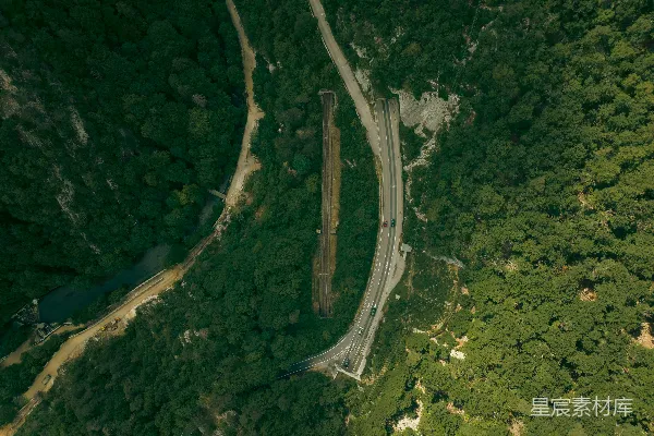 高清摄影 森林中的道路与隧道俯瞰图