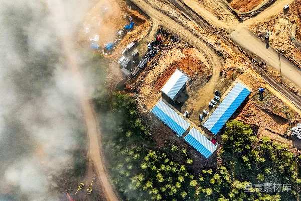 高清摄影 云雾缭绕的建筑工地俯瞰图