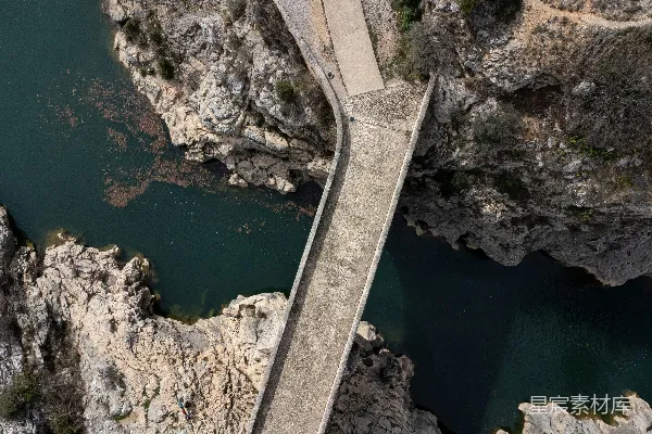 高清摄影 悬崖间的桥梁俯瞰图