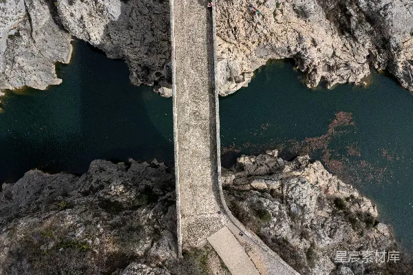 高清摄影 高空悬索桥俯瞰图