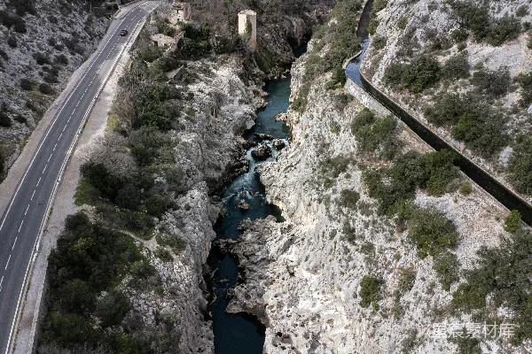 高清摄影 山谷中的公路与河流
