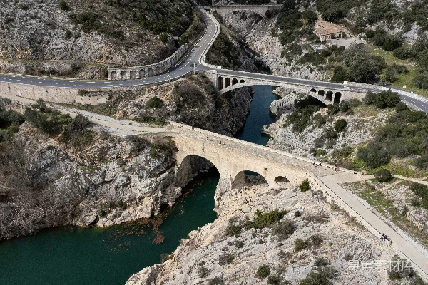 高清摄影 悬崖上的古桥与蜿蜒道路