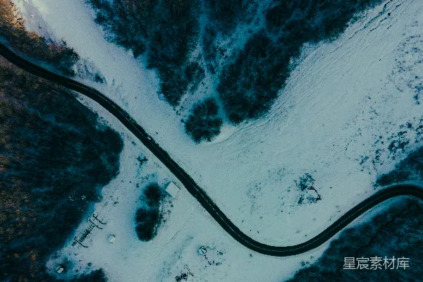 高清摄影 冬日雪景中的蜿蜒公路