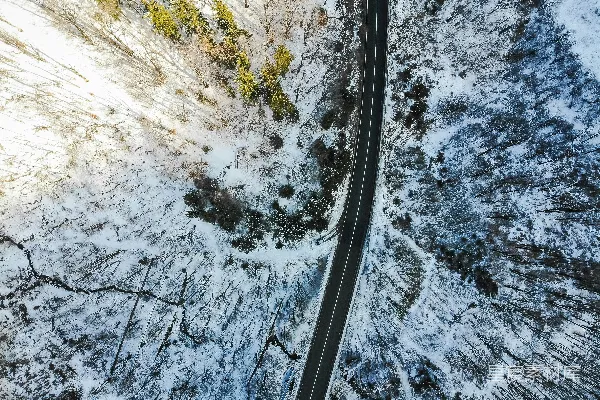 高清摄影 雪地中的道路