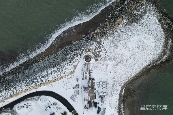 高清摄影 雪后海边的宁静角落