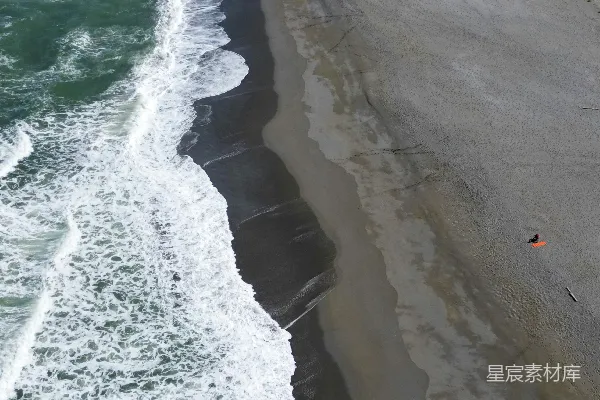 高清摄影 海岸线上的波浪与沙滩