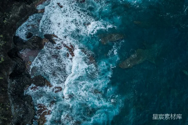 高清摄影 俯瞰岩石海岸的海浪