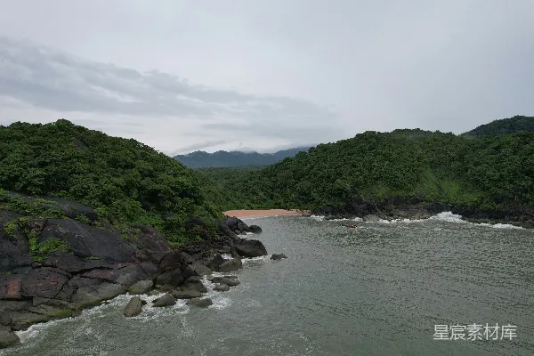 高清摄影 岩石海岸线与热带雨林