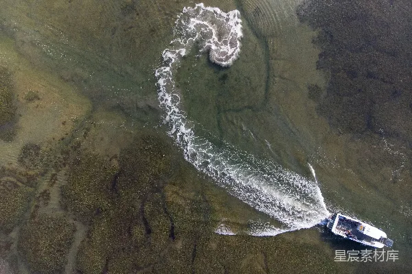 高清摄影 航拍船只驶过浅滩