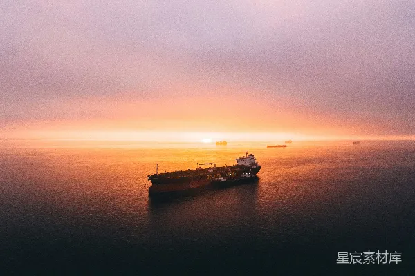 高清摄影 夕阳下的海上货轮