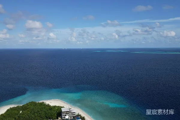 高清摄影 梦幻海滩：蓝天白云下的静谧岛屿