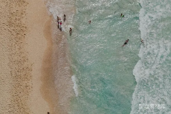 高清摄影 俯瞰海滩：阳光沙滩与碧海蓝天