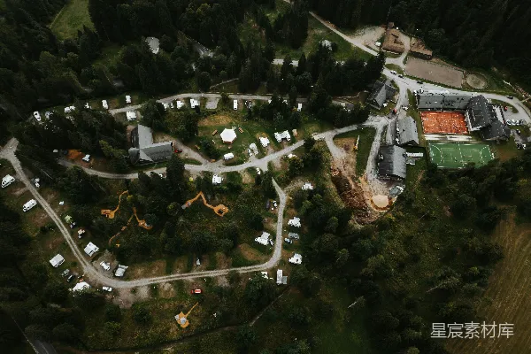 高清摄影 森林中的露营地航拍图