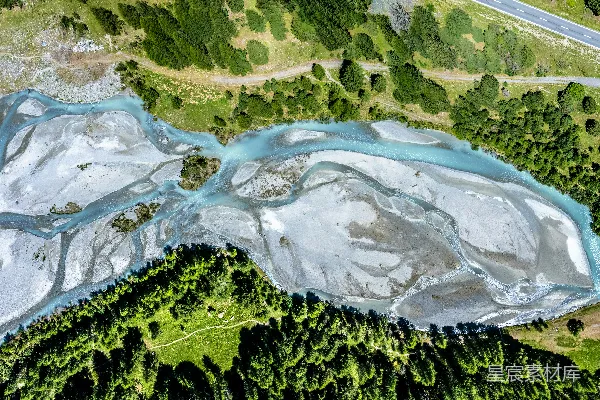 高清摄影 蜿蜒河流与森林的航拍视角