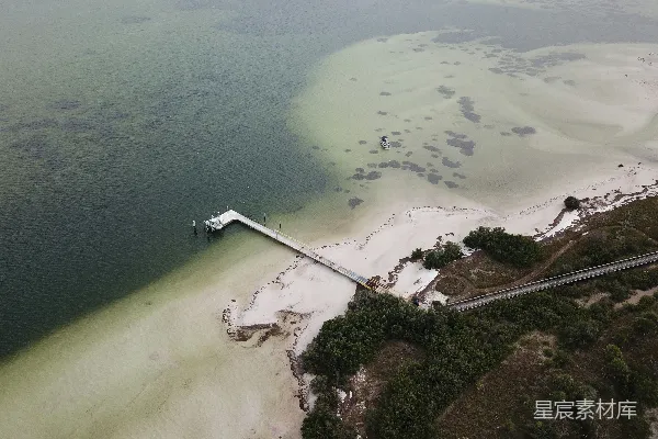 高清摄影 航拍码头与清澈海水
