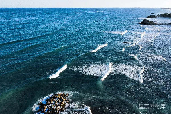 高清摄影 海洋的韵律：波浪与岩石的交响