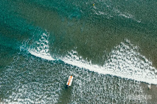 高清摄影 海洋上的冲浪者