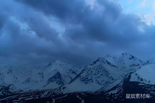 高清摄影 雪山下的暴风雨