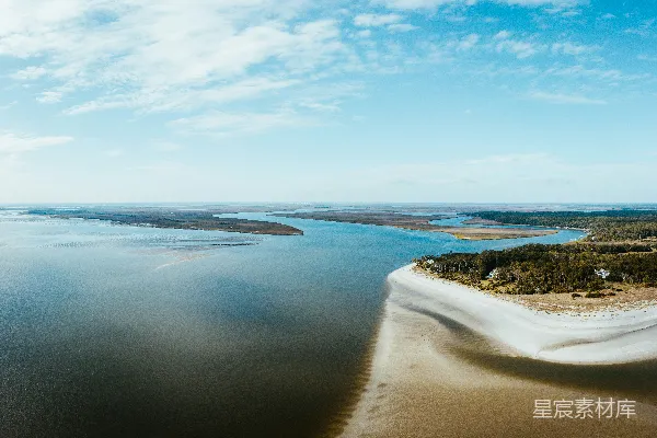 高清摄影 宁静的海岸线与河流交汇