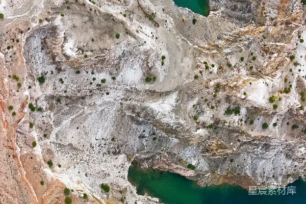 高清摄影 碧水环绕的岩石地貌