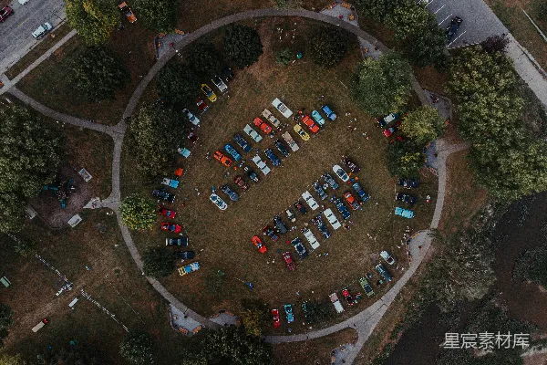 高清摄影 航拍的草地上的汽车聚会
