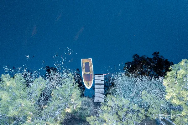 高清摄影 湖畔静谧的小屋与小舟