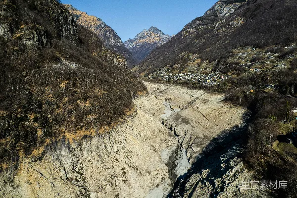 高清摄影 山谷中的村庄与山崩遗迹