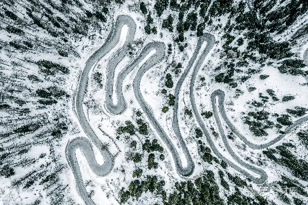 高清摄影 雪地蜿蜒山路