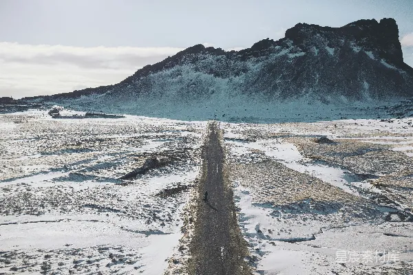 高清摄影 雪地中的孤独身影