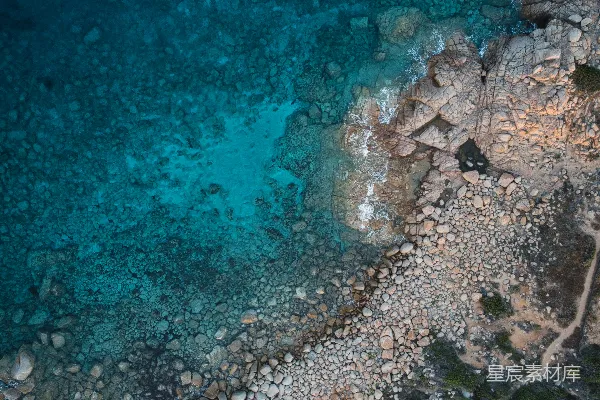 高清摄影 海岸岩石与清澈海水的俯瞰