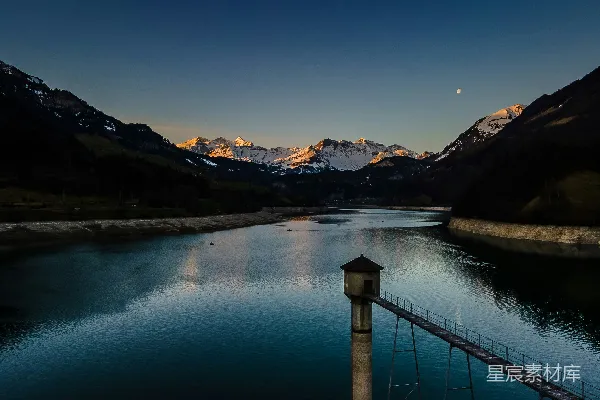 高清摄影 黄昏时分的湖畔山景
