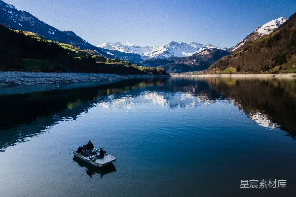 高清摄影 雪山倒影中的宁静湖景