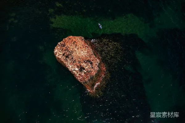 高清摄影 海中孤石上的冲浪者