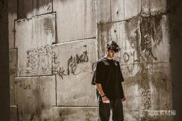 高清摄影 阴暗角落中的孤独身影
