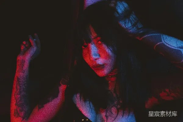 高清摄影 霓虹下的神秘纹身女孩