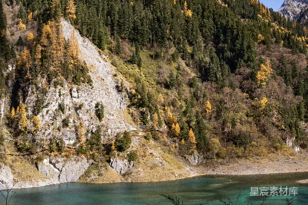 高清摄影 秋日山间静谧湖景