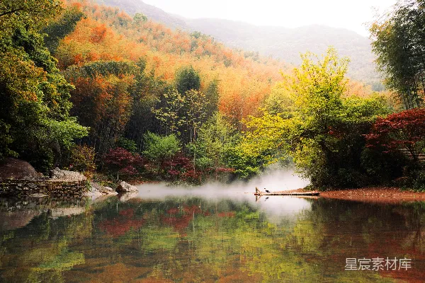 高清摄影 秋日山林中的宁静湖泊