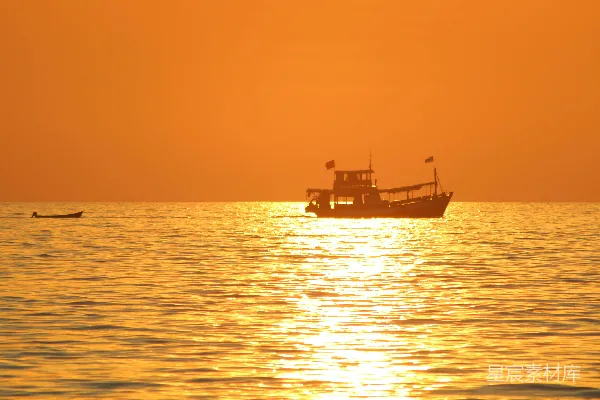 高清摄影 夕阳下的渔舟剪影