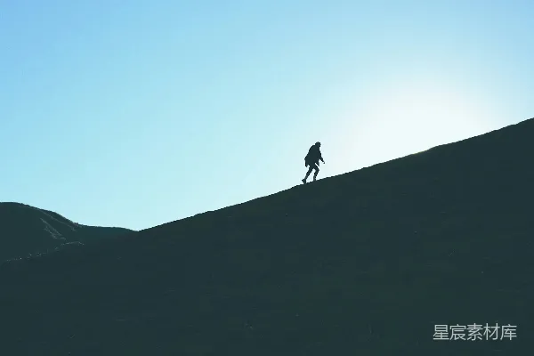 高清摄影 逆光中的徒步者